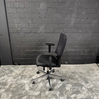Dauphin ergonomischer Bürodrehstuhl – Schwarz – mit Armlehnen – höhenverstellbar – Aluminium-Fußkreuz