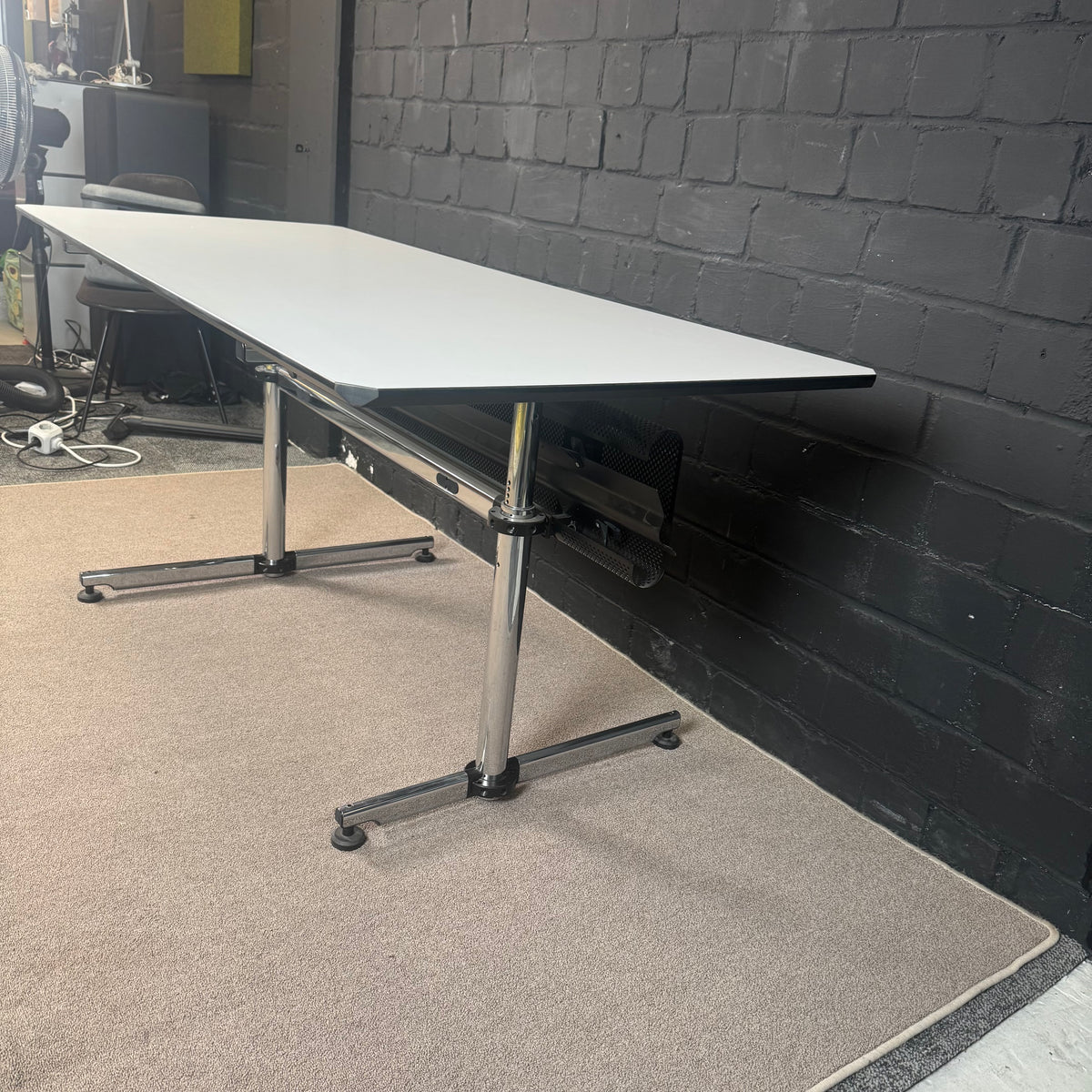 USM Kitos Schreibtisch 175 × 75 cm – Weiß / Chrom