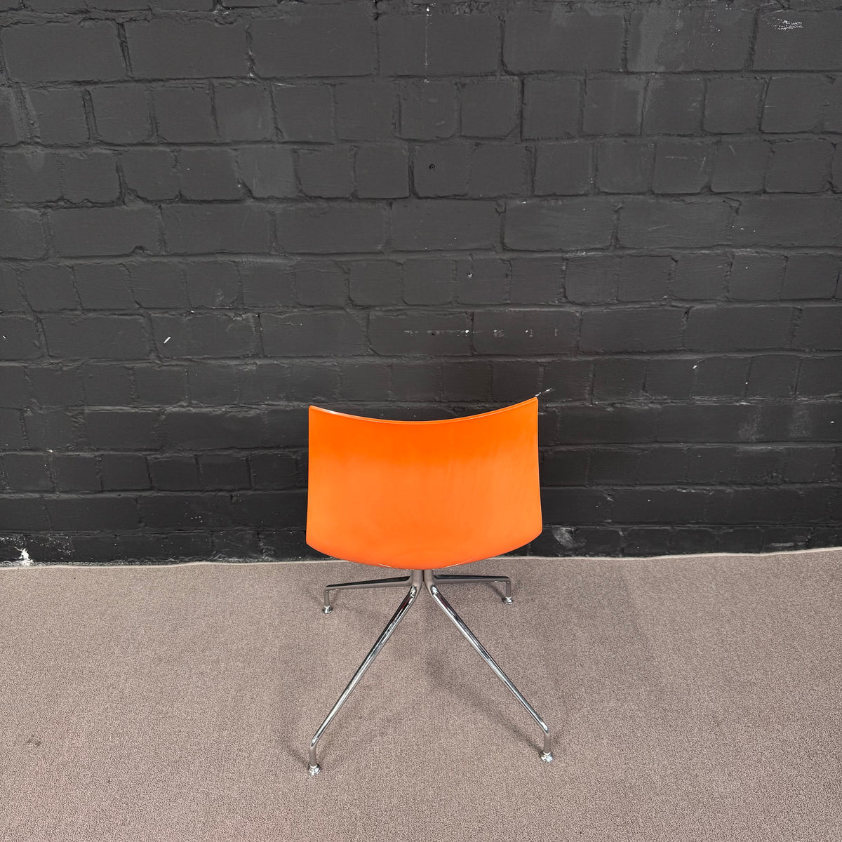 Arper Catifa 46 in weiß/orange – Eleganter Designer-Konferenzstuhl Zweifarbig