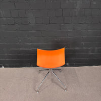 Arper Catifa 46 in weiß/orange – Eleganter Designer-Konferenzstuhl Zweifarbig
