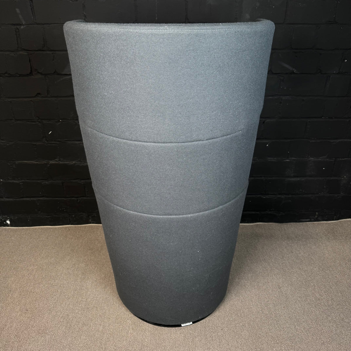 Bene Parcs Wing Chair – Akustik-Ohrensessel in Anthrazit