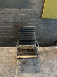 Alu Chair EA 112 Leder Schwarz