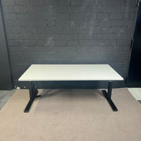 ASSMANN Sympas STS Schreibtisch – Elektrisch höhenverstellbar – 160 × 80 cm – Weiß/Schwarz