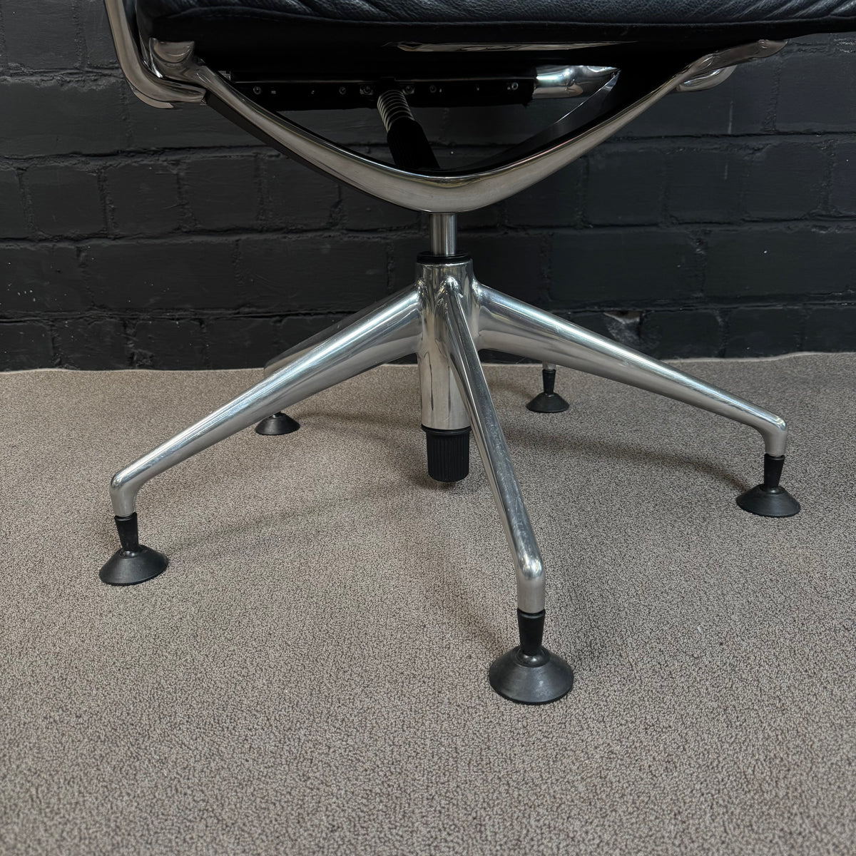 Vitra Meda Chair – Klassischer Konferenzstuhl / Bürodrehstuhl in schwarzem Leder