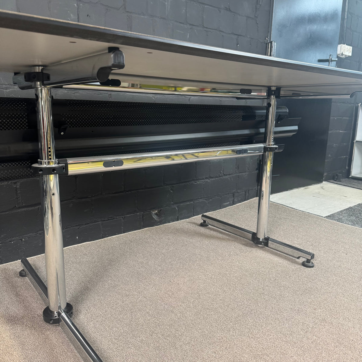 USM Kitos Schreibtisch 175 × 75 cm – Weiß / Chrom