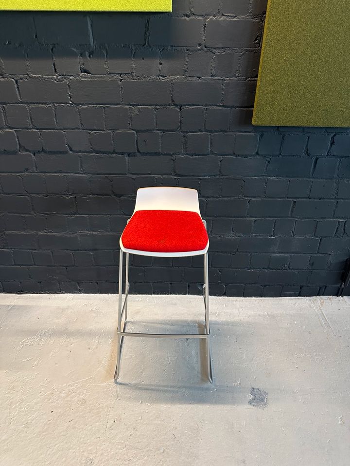 Barhocker mit roten Sitzkissen
