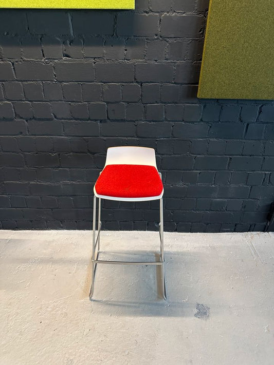Barhocker mit roten Sitzkissen