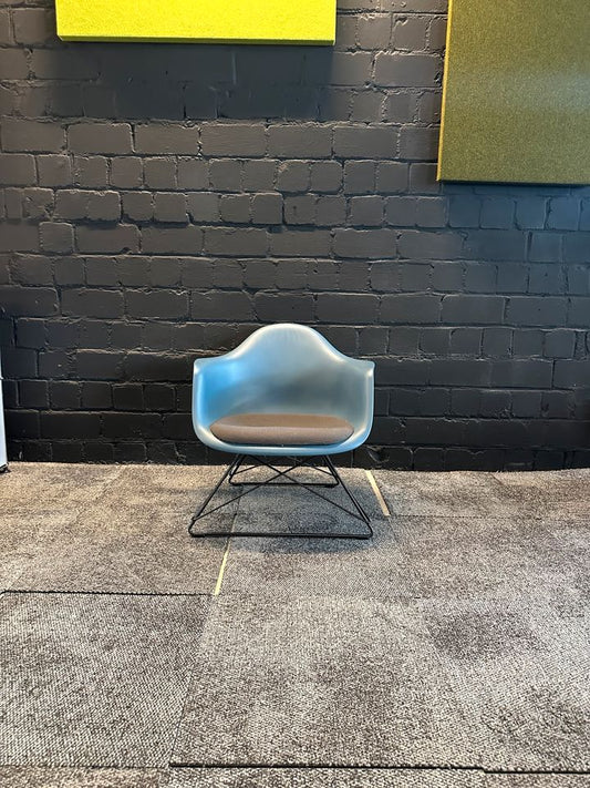 Eames Plastic Armchair LAR
