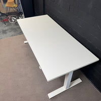 Kinnarps Polaris elektrisch höhenverstellbarer Schreibtisch – Weiß – 180 × 80 cm