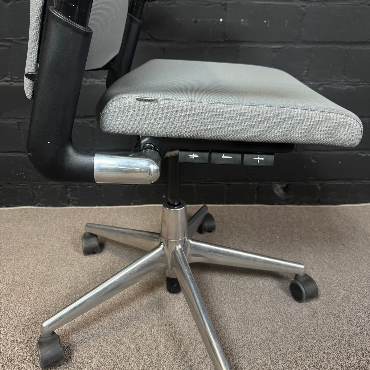 Ahrend Office Set – Elektrischer Steh-Sitz-Schreibtisch und Bürodrehstuhl