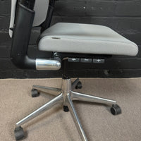 Ahrend Office Set – Elektrischer Steh-Sitz-Schreibtisch und Bürodrehstuhl