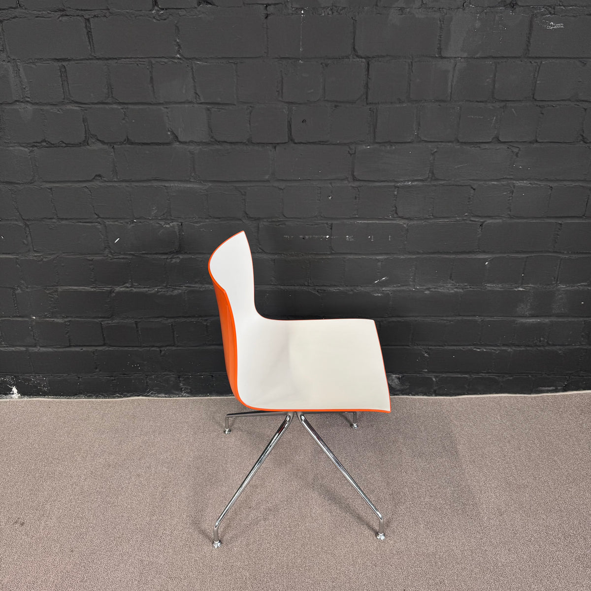 Arper Catifa 46 in weiß/orange – Eleganter Designer-Konferenzstuhl Zweifarbig