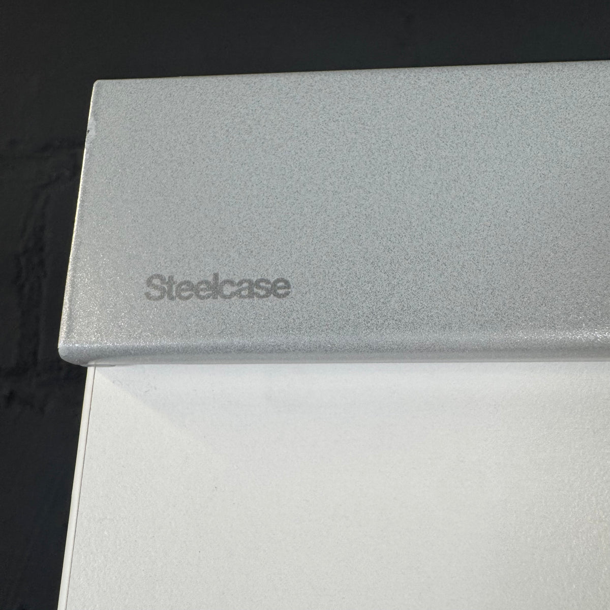 Steelcase mobiles Whiteboard / Präsentationsboard auf Rollen – Weiß / Silber