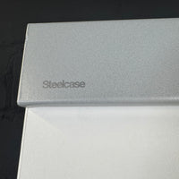 Steelcase mobiles Whiteboard / Präsentationsboard auf Rollen – Weiß / Silber
