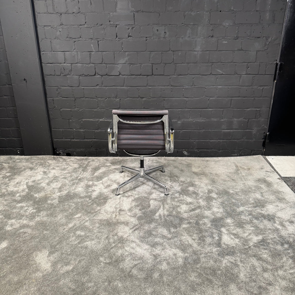 Vitra Eames Aluminium Chair EA 108 nicht drehbar – Design Konferenzstuhl – Grau – Chrom