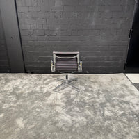 Vitra Eames Aluminium Chair EA 108 nicht drehbar – Design Konferenzstuhl – Grau – Chrom