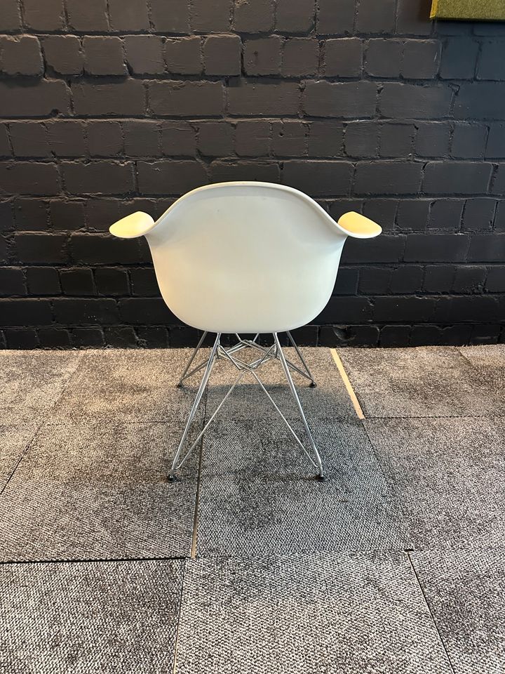 Eames Plastic Armchair DAR mit grünem Sitzkissen