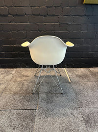 Eames Plastic Armchair DAR mit grünem Sitzkissen