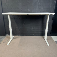 Steelcase elektrisch höhenverstellbarer Schreibtisch 180 x 80 cm – Weiß