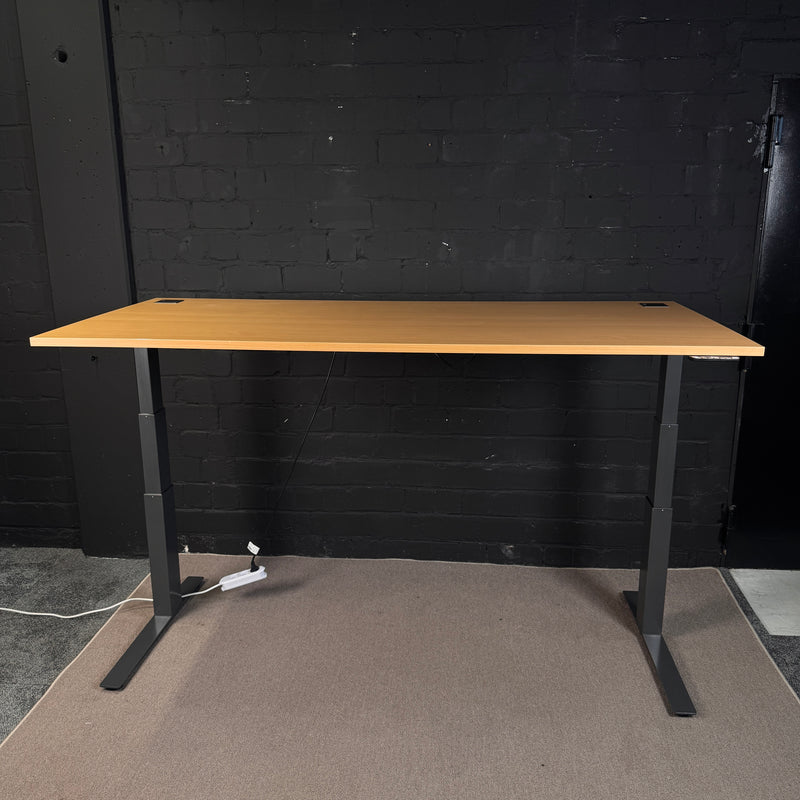 Oelschläger Metalltechnik (OMT) / Elektrisch höhenverstellbarer Steh-Sitz-Schreibtisch