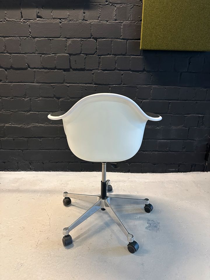 Eames Plastic Armchair PACC Schwarz