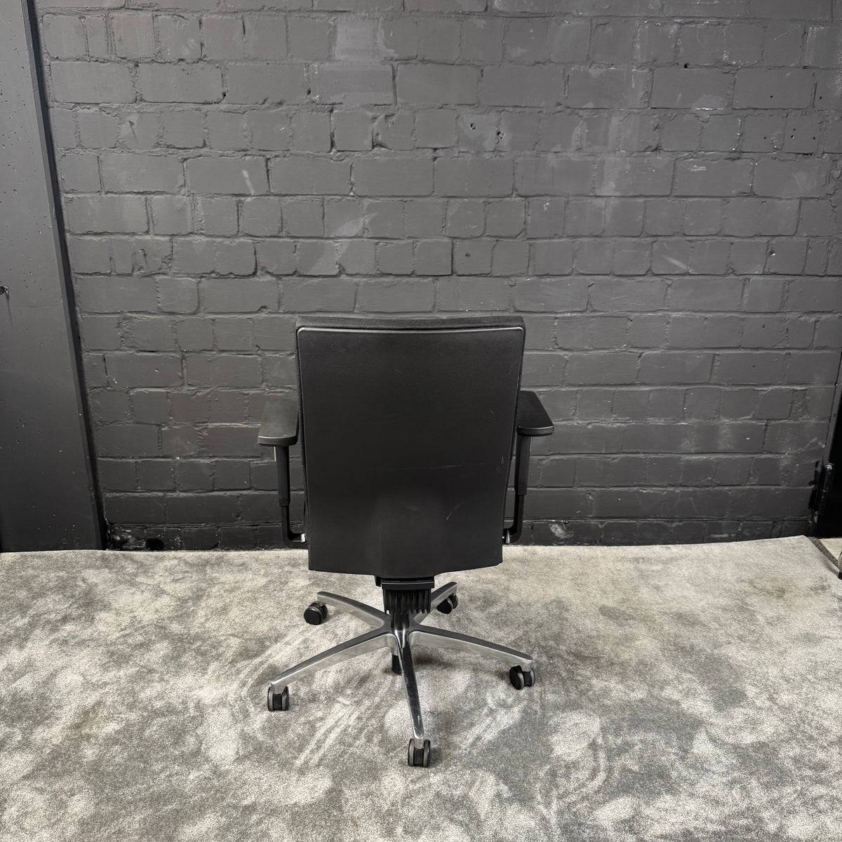 Dauphin ergonomischer Bürodrehstuhl – Schwarz – mit Armlehnen – höhenverstellbar – Aluminium-Fußkreuz
