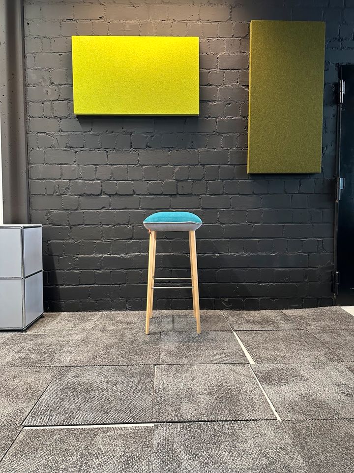 Barhocker mit türkisem Kissen