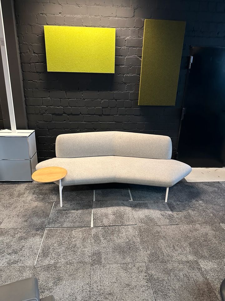 Openest Feather Sofa mit drehbarem Tisch
