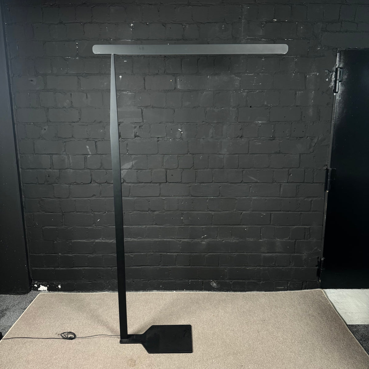 Occhio Mito terra – Exklusive LED-Bürostehleuchte / Stehlampen-Klassiker in Schwarz