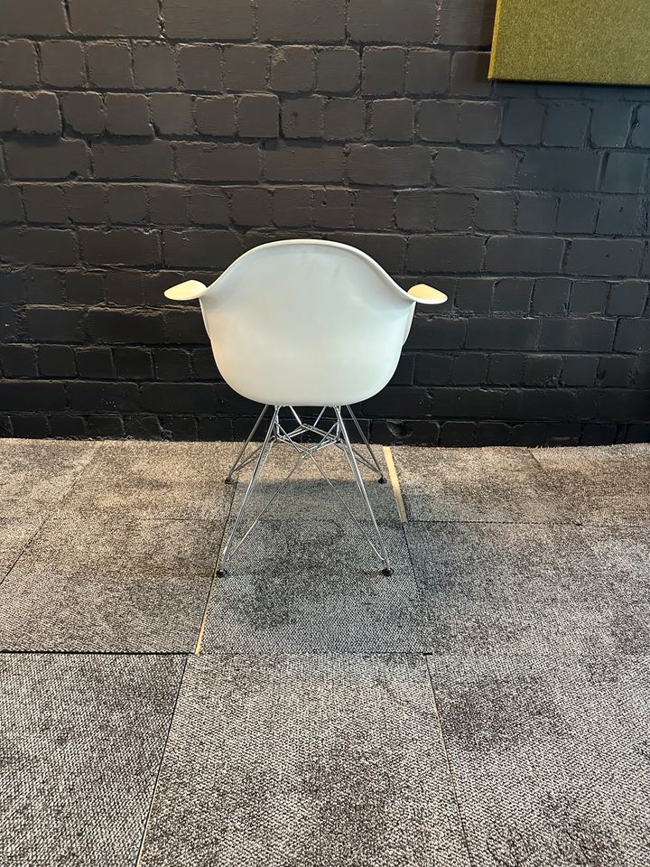 Eames Plastic Armchair DAR mit orangem Sitzkissen