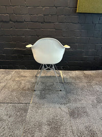 Eames Plastic Armchair DAR mit orangem Sitzkissen