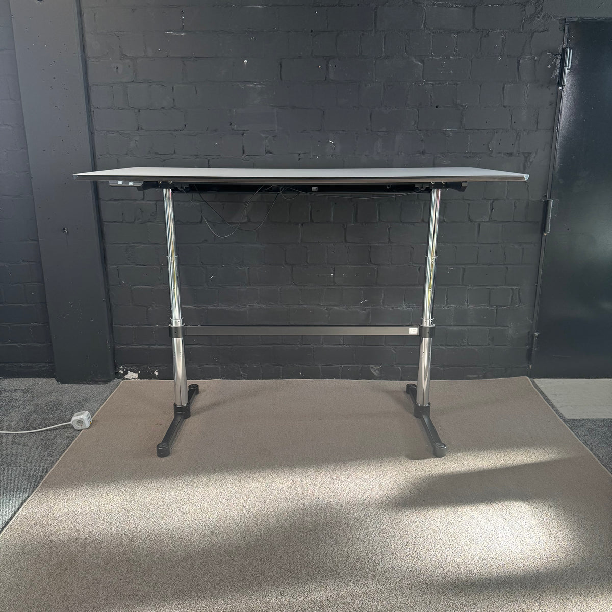 USM Kitos Schreibtisch – elektrisch höhenverstellbar – 179 × 89 cm – Sitz-Steh-Tisch