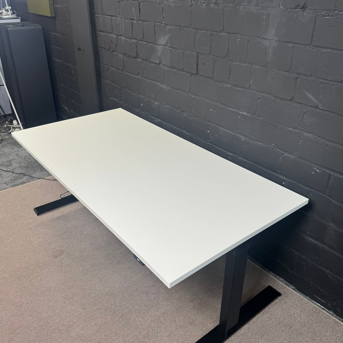 ASSMANN Sympas STS Schreibtisch – Elektrisch höhenverstellbar – 160 × 80 cm – Weiß/Schwarz