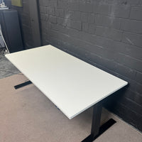 ASSMANN Sympas STS Schreibtisch – Elektrisch höhenverstellbar – 160 × 80 cm – Weiß/Schwarz