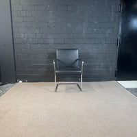 Walter Knoll Freischwinger – Konferenzstuhl aus schwarzem Leder mit Chromgestell