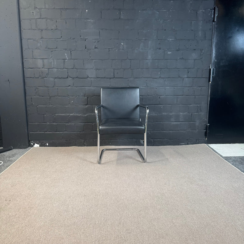 Walter Knoll Freischwinger – Konferenzstuhl aus schwarzem Leder mit Chromgestell
