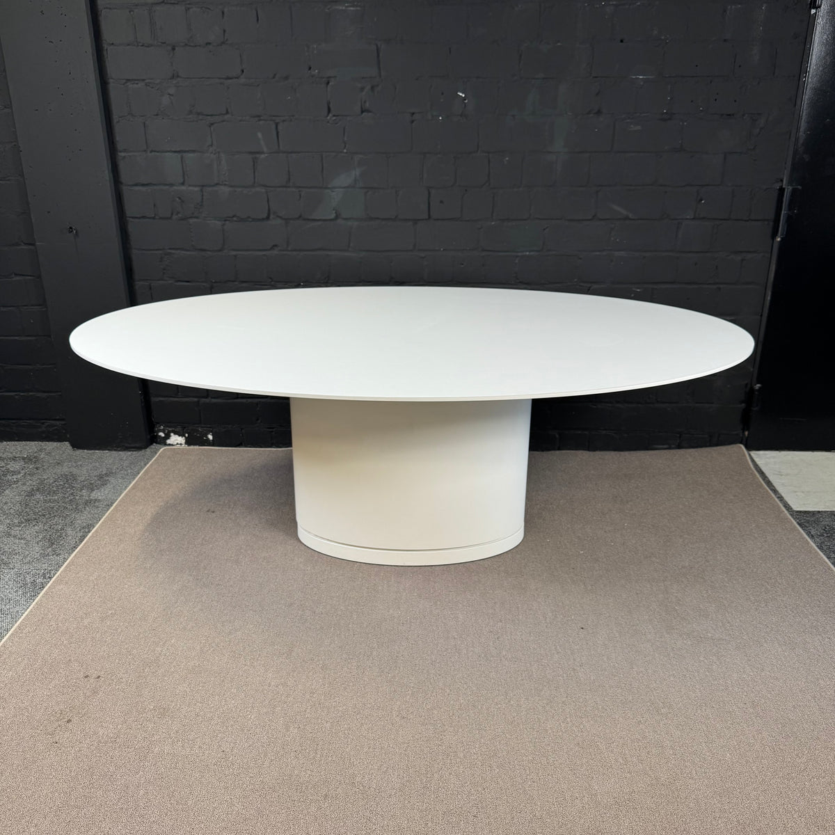 Arco Konferenztisch oval – 210 × 128 cm – Weiß – Design Besprechungstisch