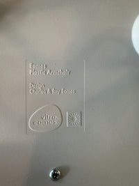 Eames Plastic Armchair DAR mit rotem Sitzkissen