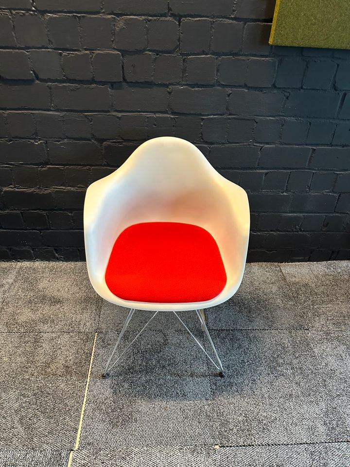 Eames Plastic Armchair DAR mit rotem Sitzkissen
