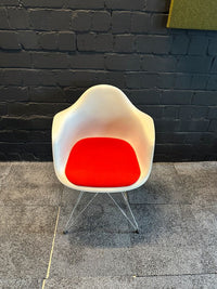 Eames Plastic Armchair DAR mit rotem Sitzkissen