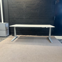 höhenverstellbarer Schreibtisch
