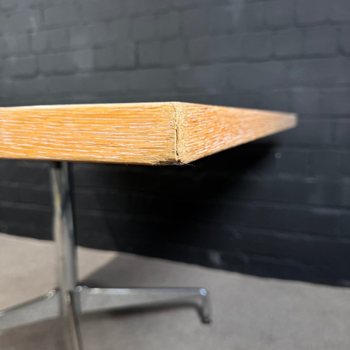 Vitra Eames Contract Table – Quadratischer Design-Tisch mit heller Holzplatte