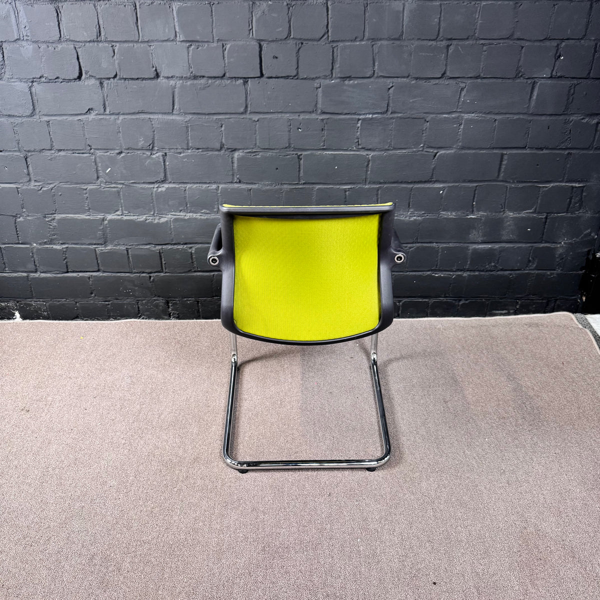 Vitra Visavis 2 Freischwinger mit Armlehnen, Grün