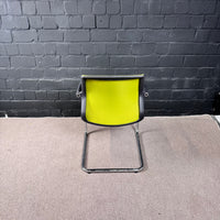 Vitra Visavis 2 Freischwinger mit Armlehnen, Grün
