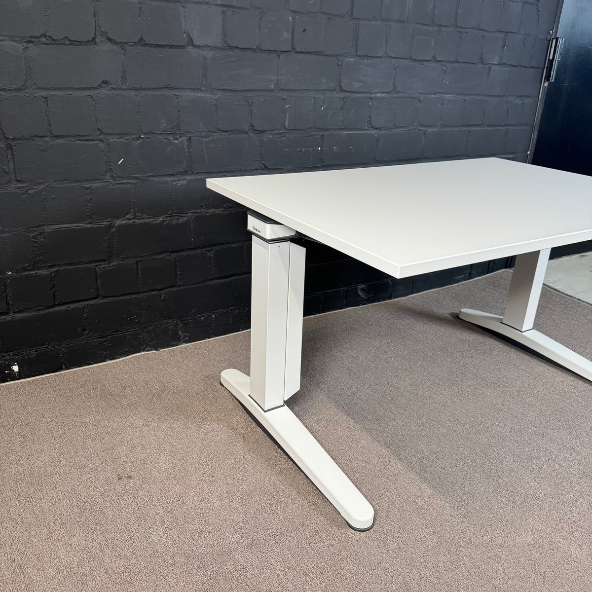 Steelcase Ology – Elektrisch höhenverstellbarer Schreibtisch | 120 × 80 cm | Weiß