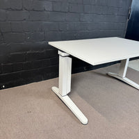 Steelcase Ology – Elektrisch höhenverstellbarer Schreibtisch | 120 × 80 cm | Weiß