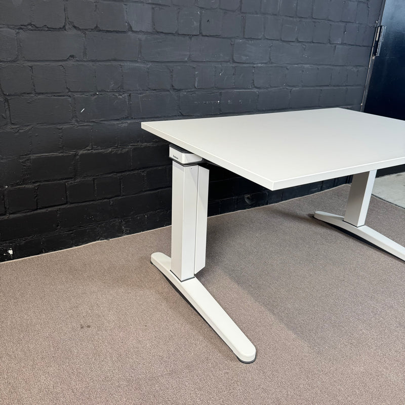 Steelcase Ology – Elektrisch höhenverstellbarer Schreibtisch | 120 × 80 cm | Weiß