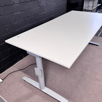 Kinnarps Schreibtisch elektrisch höhenverstellbar 180 × 80 cm – Lichtgrau/Weiß