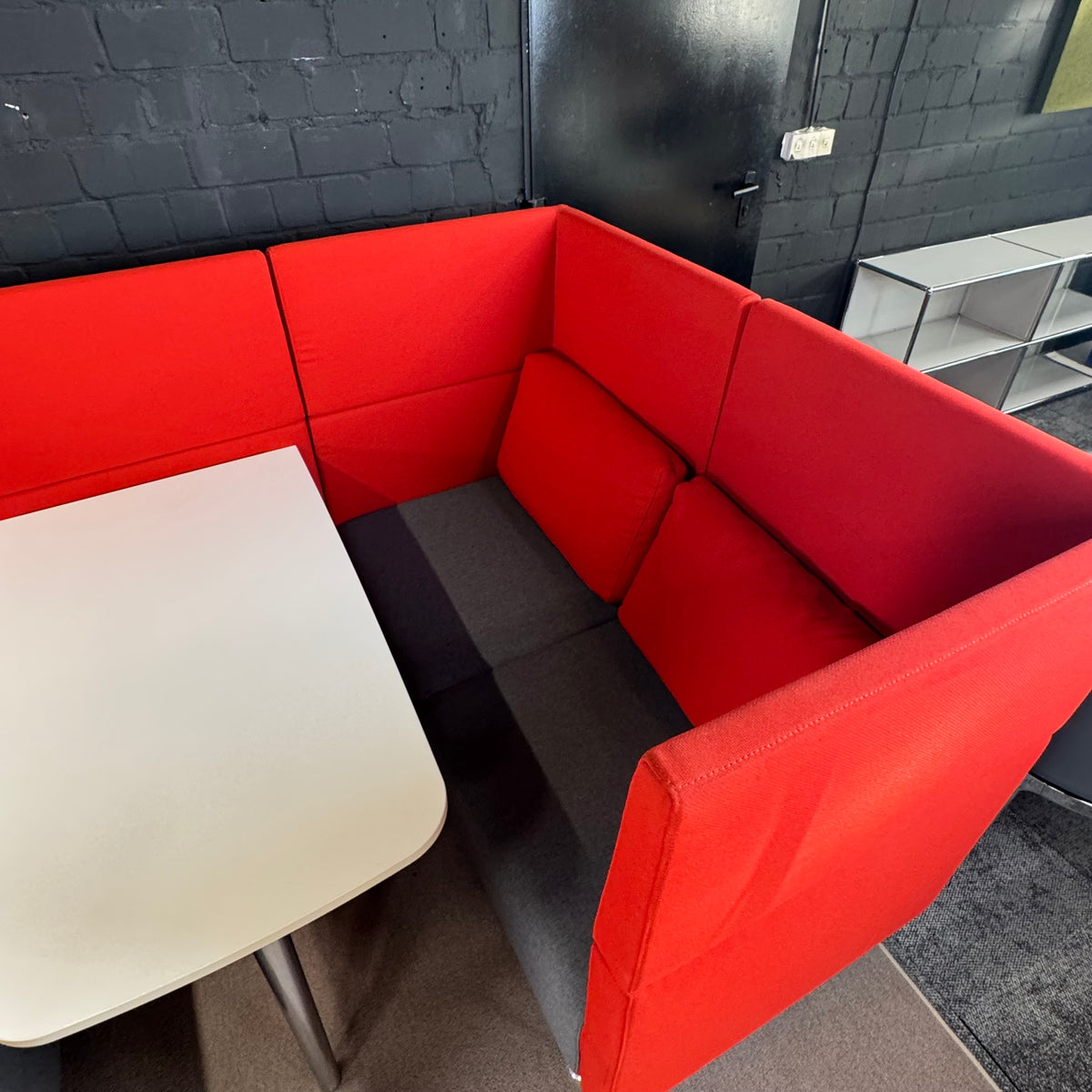 Sedus se:works Lounge-Sitzgruppe in Hellorange / Korallorange – U-Form mit Besprechungstisch
