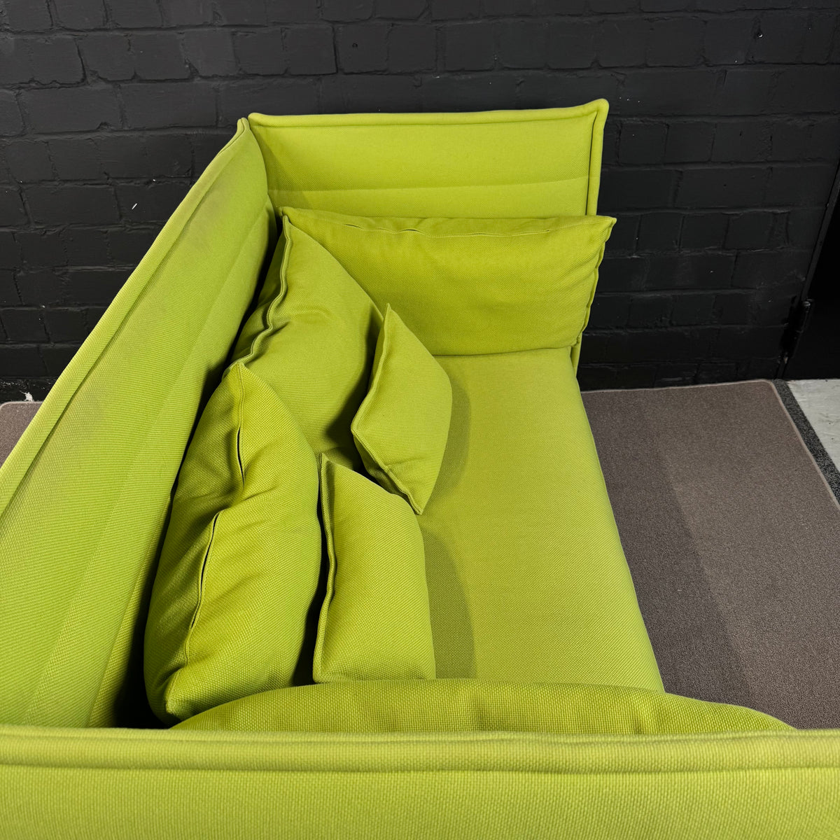 Vitra Alcove Sofa – Kompaktes 2-Sitzer Design-Sofa in Hellgrün